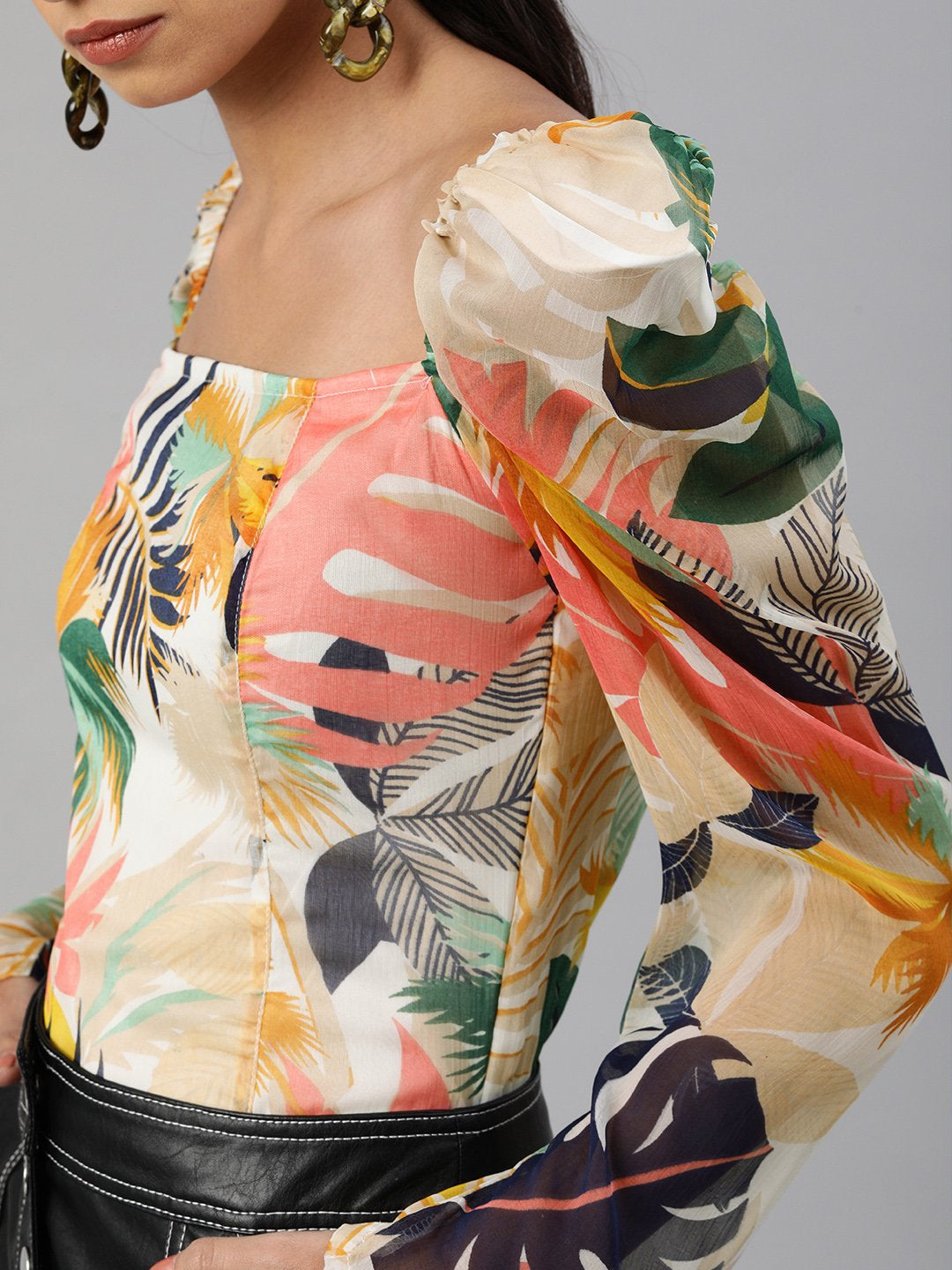 SCORPIUS Power shoulder Tropical print crop top