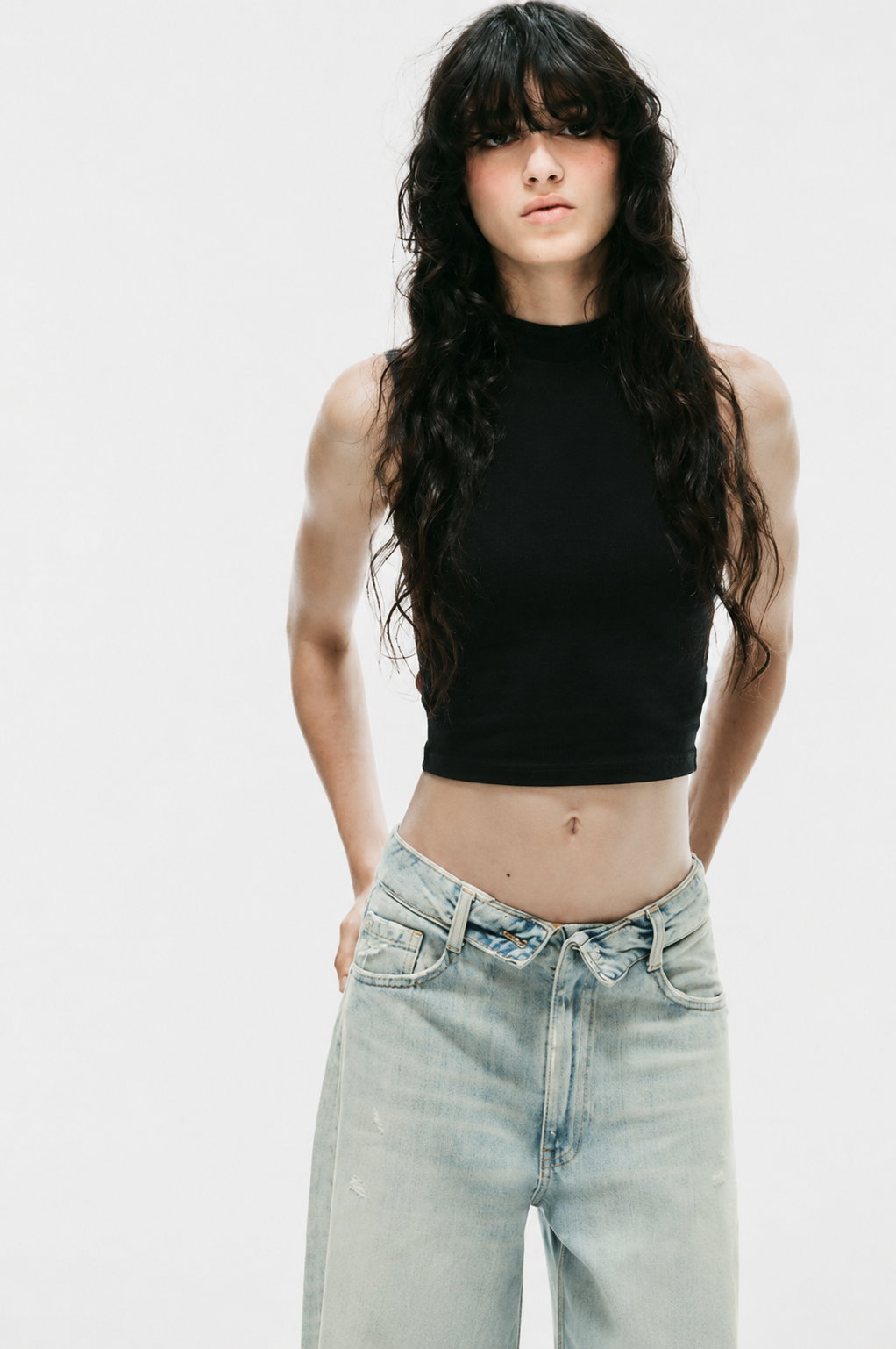 SCORPIUS BLACK CUT SLEEVE CROP TOP