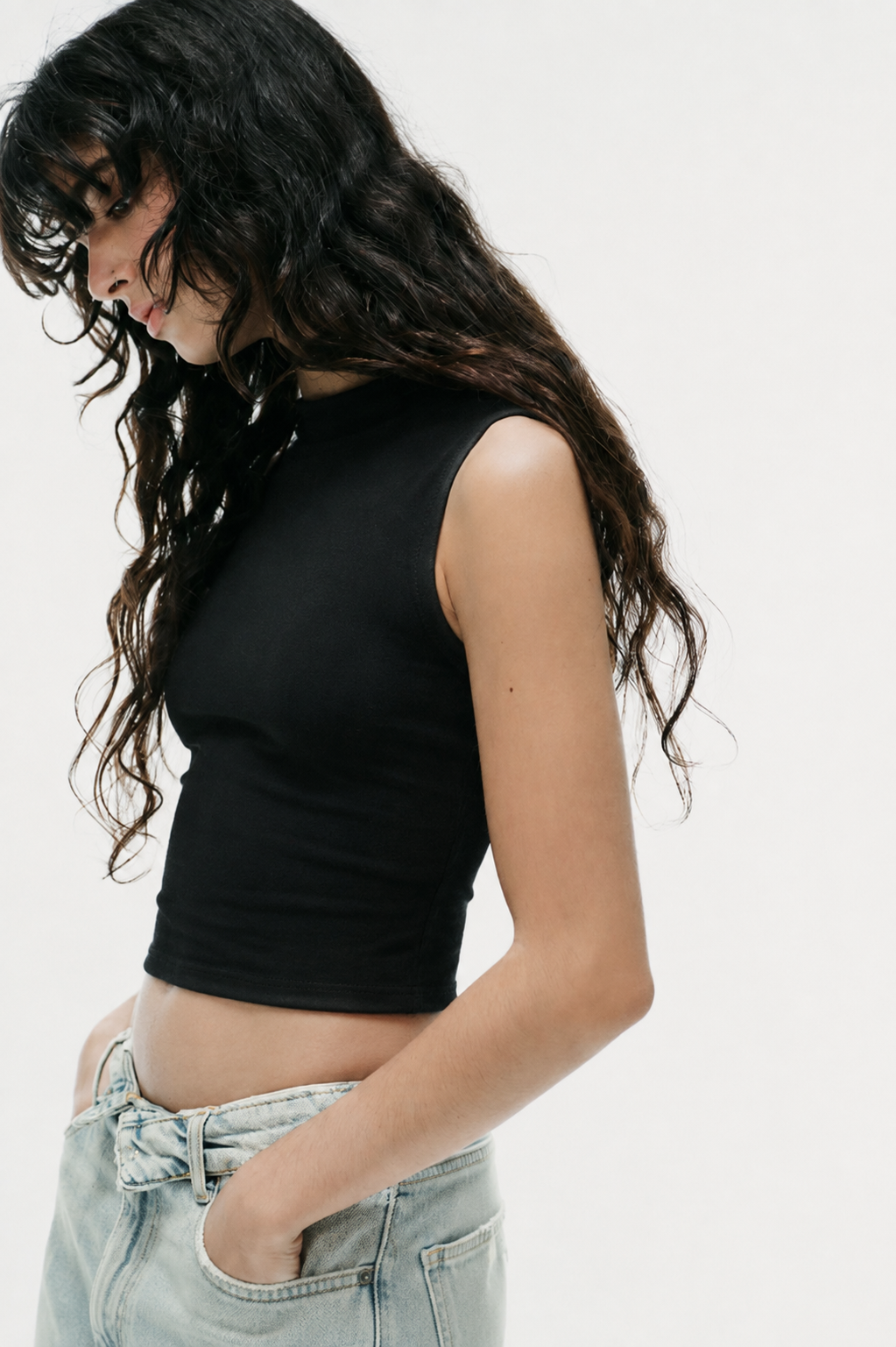 SCORPIUS BLACK CUT SLEEVE CROP TOP
