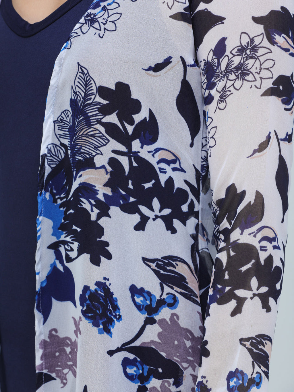 Scorpius Women White & Blue Floral Printed Open-Front Longline Shrug