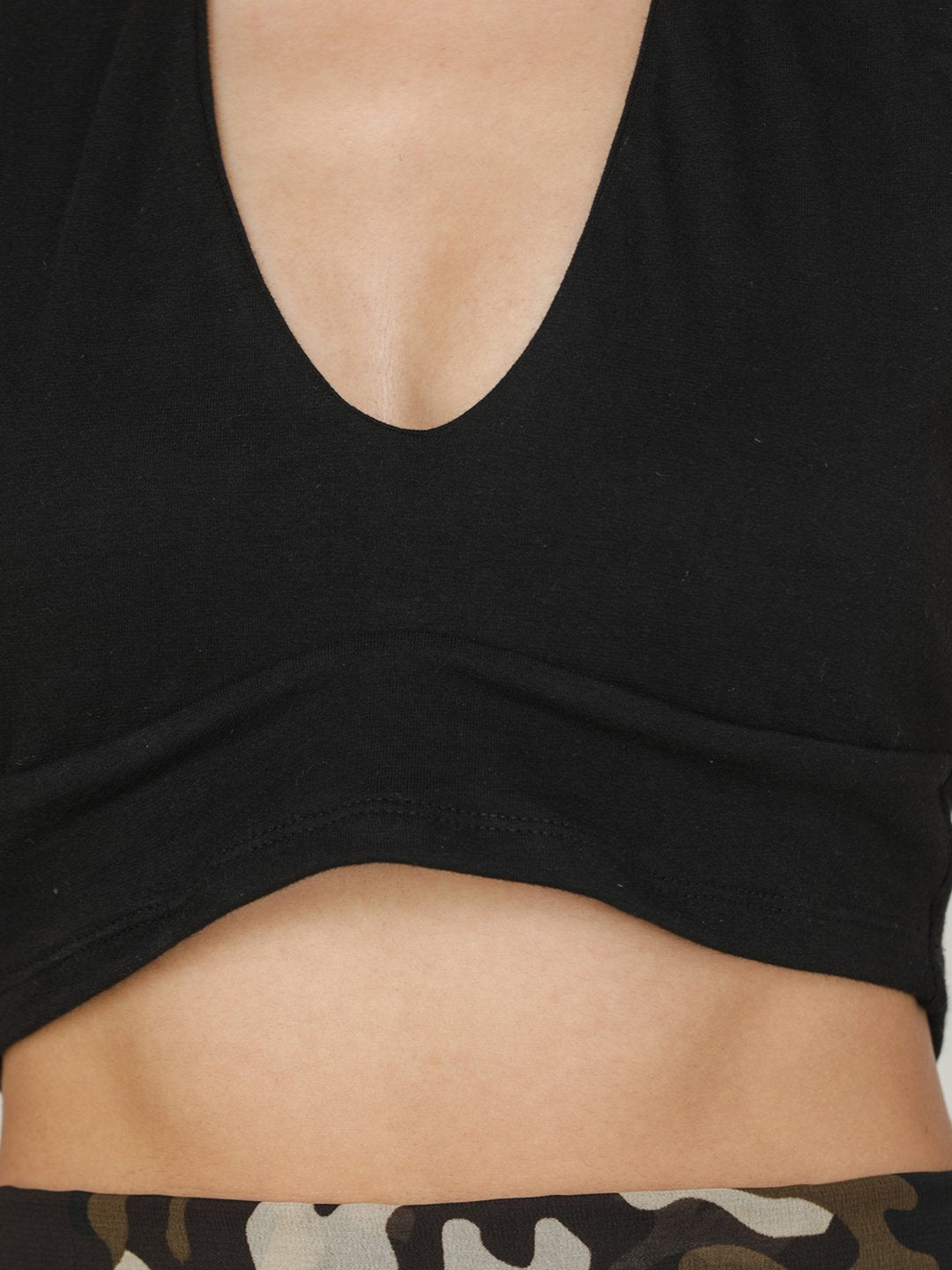 SCORPIUS SOLID BLACK CROP TOP