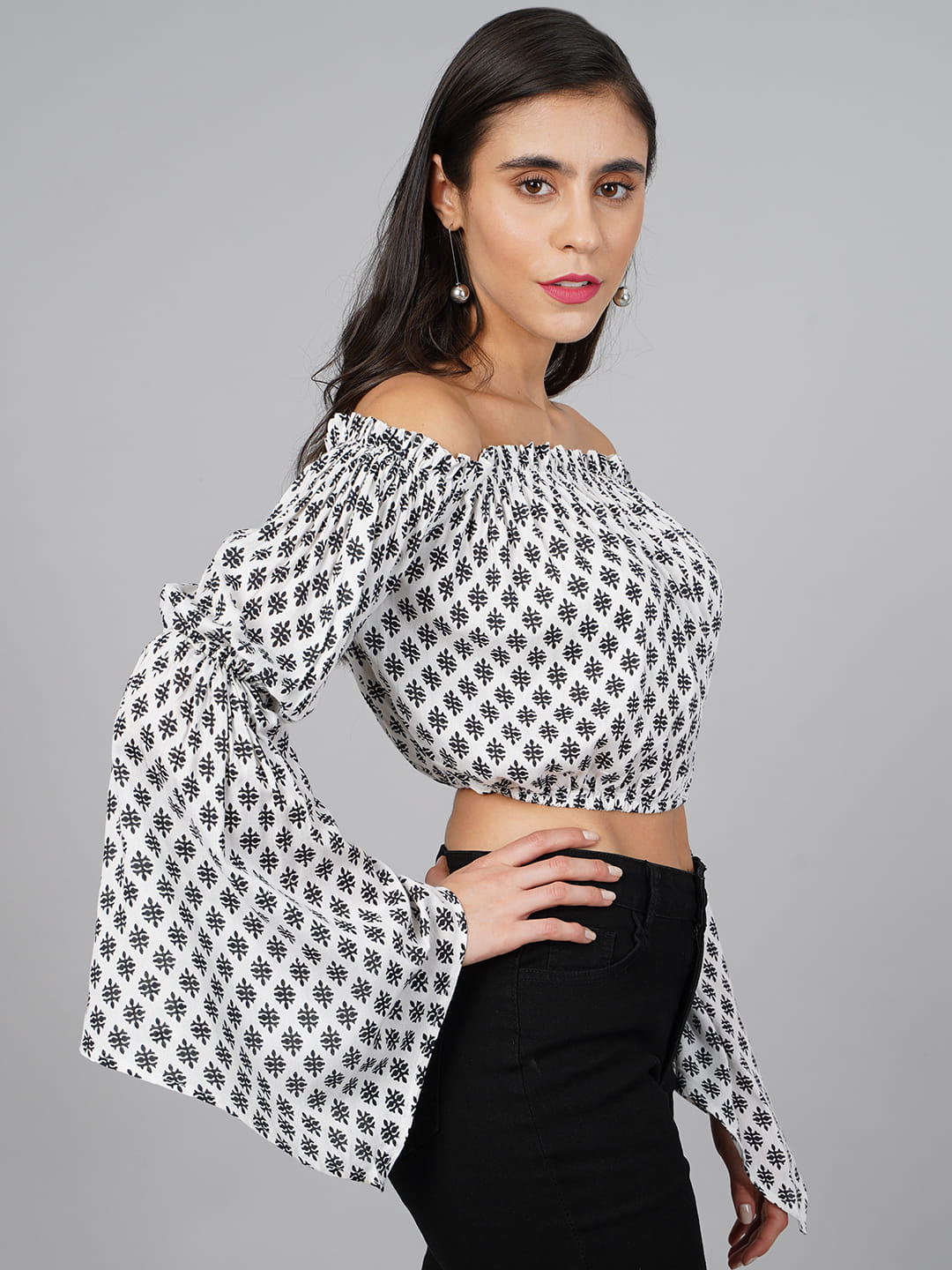 SCORPIUS Black & White Frill Top