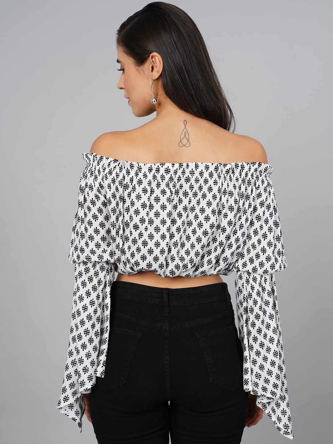 SCORPIUS Black & White Frill Top
